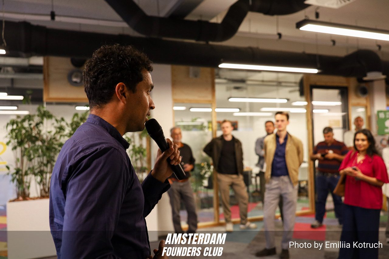 Shorombo Mooij speaking with a microphone at an Amsterdam Founders Club Growth Night
